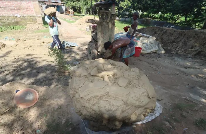 টব তৈরির জন্য কাদামাটি প্রস্তুত করে রাখা হচ্ছে।