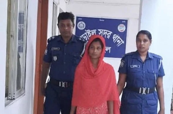 নড়াইলে শিশু রাশেদুল হত্যার অভিযোগে আটক সৎমা রহিমা বেগম। মঙ্গলবার দুপুরে সদর থানায়