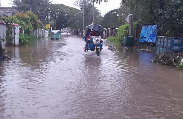 নতুন করে বৃষ্টিতে নোয়াখালীতে বন্যা পরিস্থিতির আবার অবনতি হয়েছে। প্লাবিত হয়েছে জেলা শহর মাইজদী। আজ বিকেলে জেলা জজ আদালত সড়কের